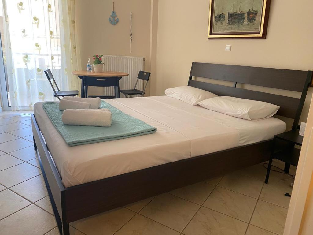 Seaview 2nd Flr. Apt. Next To The Beach, Wifi,a/c,p/c Media. * Anavyssos