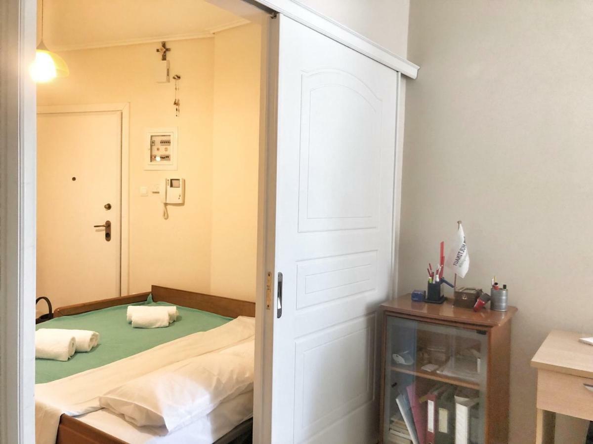 Seaview 2nd Flr. Apt. Next To The Beach, Wifi,a/c,p/c Media. * Anavyssos
